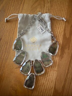 NWT KENDRA SCOTT IRIDESCENT “HARLOW” STATEMENT NECKLACE